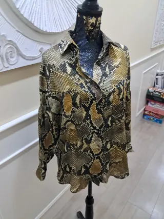 Camisa de mujer estampado serpiente