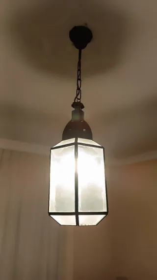 Lámpara colgante de metal y cristal