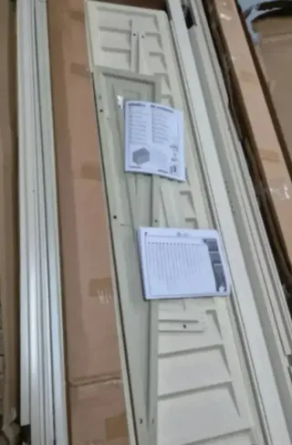 Caseta cobertizo beige metal y plástico