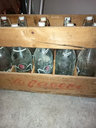 Caja de madera La Casera con botellas