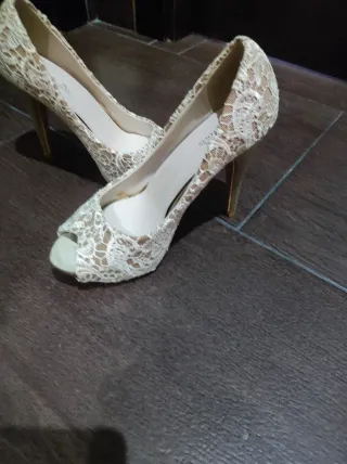Zapatos de tacón peep toe encaje beige y dorado