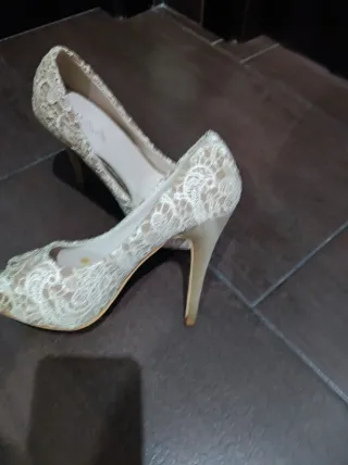 Zapatos de tacón peep toe encaje beige y dorado