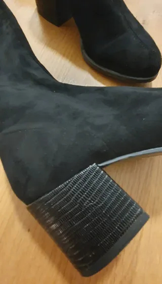 Botas altas negras tacto aterciopelado