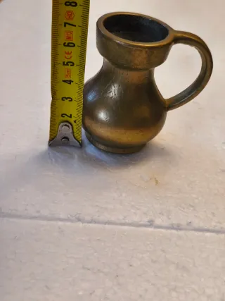 Jarra miniatura de bronce