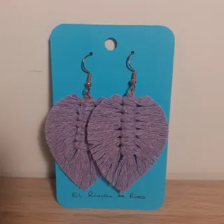 Pendiente hoja macramé lila