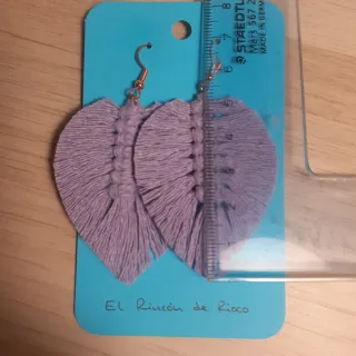 Pendiente hoja macramé lila