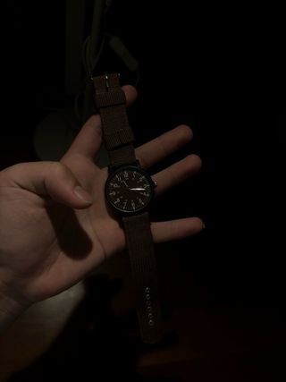 Reloj estilo militar marrón y negro