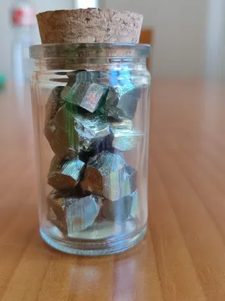 Pirita en frasco de vidrio