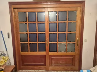 Puerta corredera de cristal y madera