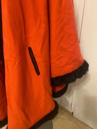 Capa Naranja con Adorno Negro Talla Única