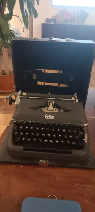 Máquina de escribir antigua Erika