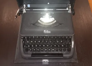 Máquina de escribir antigua Erika