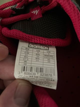 Zapatillas de montaña negras y rosas