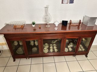 Mueble de salón con puertas de cristal