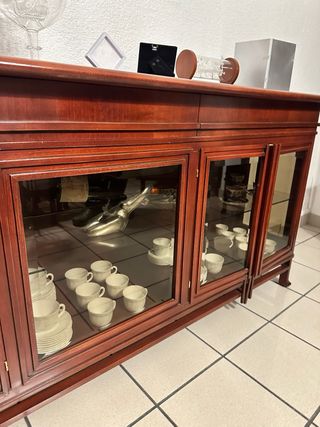 Mueble de salón con puertas de cristal