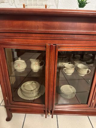 Mueble de salón con puertas de cristal