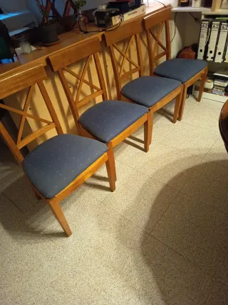 Lote de sillas de madera con asiento azul