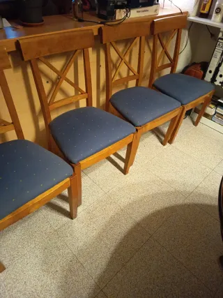 Lote de sillas de madera con asiento azul