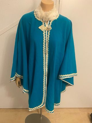 Capa Teal con Adorno de Pelo