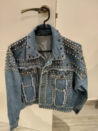 Chaqueta vaquera con tachuelas