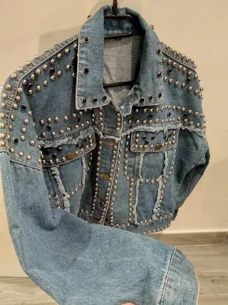 Chaqueta vaquera con tachuelas