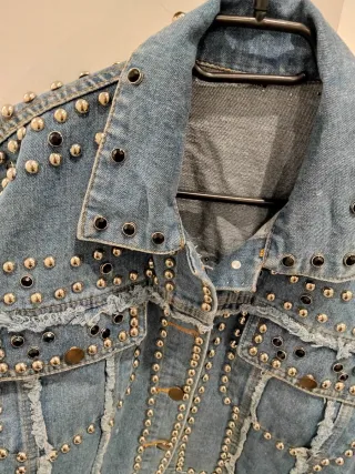Chaqueta vaquera con tachuelas