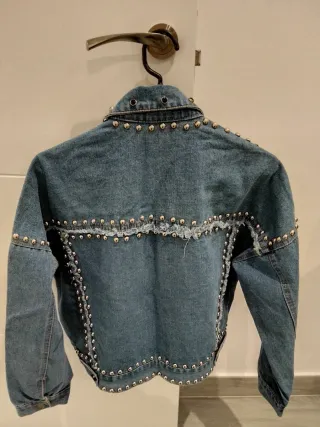 Chaqueta vaquera con tachuelas