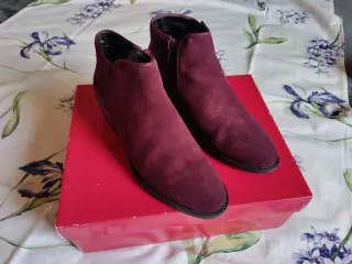 Botines de ante color burdeos. Talla 38
