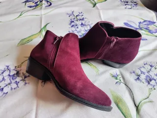 Botines de ante color burdeos. Talla 38
