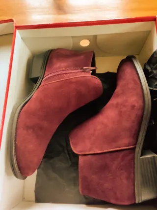 Botines de ante color burdeos. Talla 38