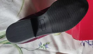 Botines de ante color burdeos. Talla 38