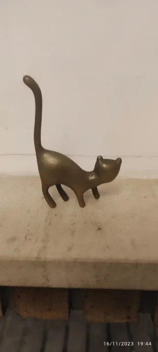 Figura gato bronce antiguo miniatura