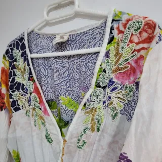 Vestido volante M estampado floral y abalorios