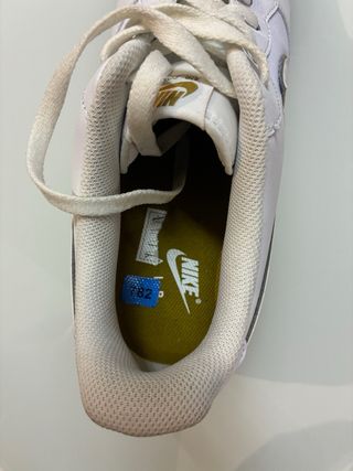 Nike Air Force 1 Blanco y Dorado