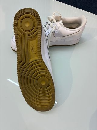 Nike Air Force 1 Blanco y Dorado