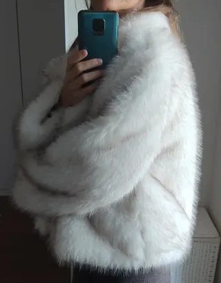 Chaqueta de pelo blanco y marrón