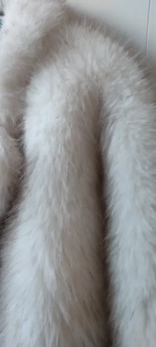 Chaqueta de pelo blanco y marrón