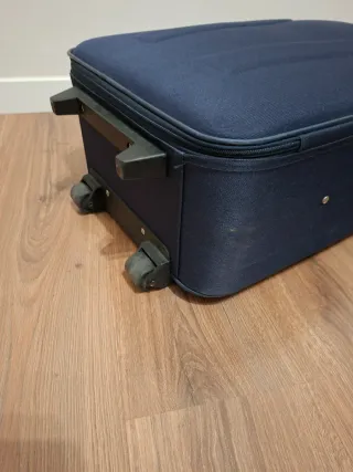 Maleta mediana azul con ruedas