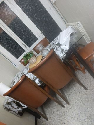 Mesa de comedor de vidrio con 6 sillas de madera