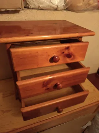 Cajonera de madera con 3 cajones