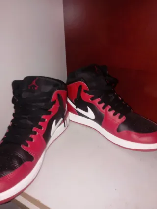Zapatillas Jordan Air Negras y Rojas