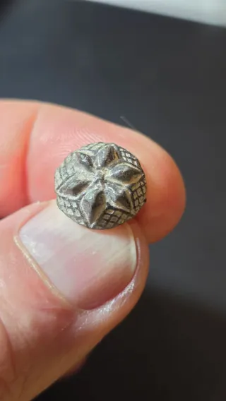 Antiguo botón romano con diseño