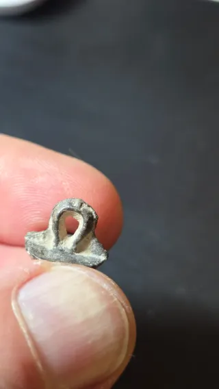 Antiguo botón romano con diseño