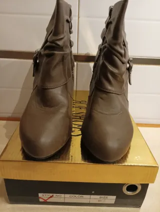 Botín tacón marrón