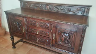 Aparador antiguo madera tallada