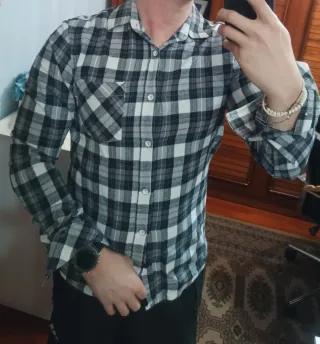 Camisa de cuadros gris, blanco y negro