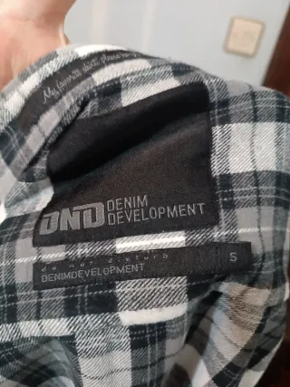 Camisa de cuadros gris, blanco y negro