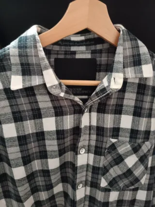 Camisa de cuadros gris, blanco y negro