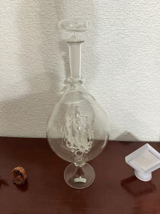 Botella de vidrio decorativa hecha a mano