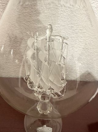 Botella de vidrio decorativa hecha a mano